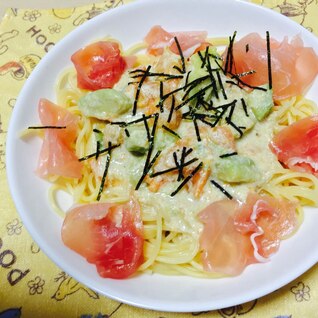 アボガドとトマトのクリームパスタ(生ハム添え)